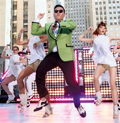 Psy scenoje atlieka Gangnam Style