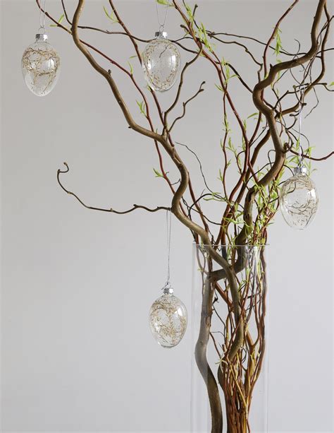 Velykinių kiaušinių karpiniai ant šakų