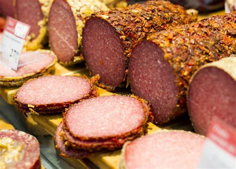Darbuotojai tikrina mėsos produktų kokybę