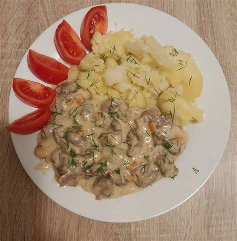 lėkštė su sultingais kotletais grietinėlės padaže