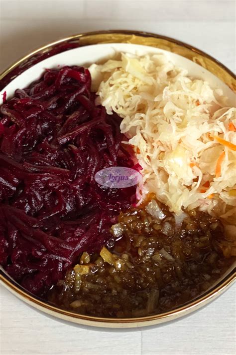 Violetinių kopūstų ir raugintų kopūstų nuotrauka