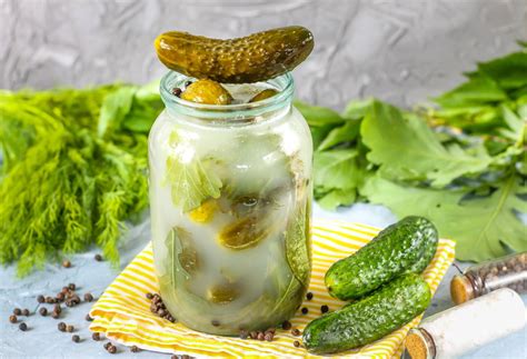 Raugintų agurkų stiklainiai