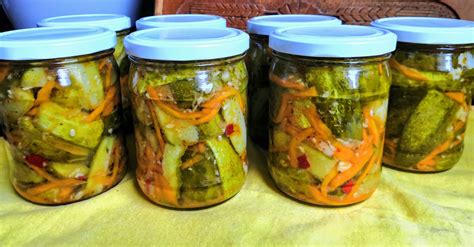 Marinuoti pjaustyti agurkai su morkomis