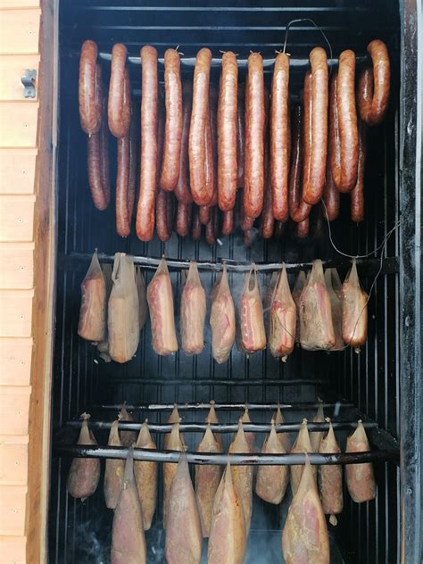 Pasaulio mėsos rūkymo tradicijų iliustracija