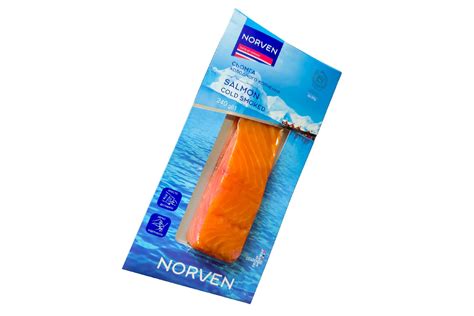 Namuose rūkytos lašišos filė paruošimas