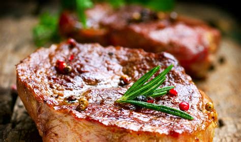 Marmurinės jautienos kepsniai su viskio padažu