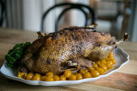 Žąsis kepimo skardoje