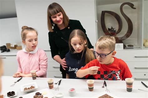 vaikai gaminantys rankų darbo šokoladinius saldainius