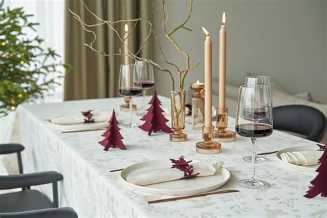 Stalo serviravimo pavyzdys šventinei vakarienei