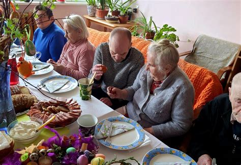 Žmonės, bendraujantys prie stalo