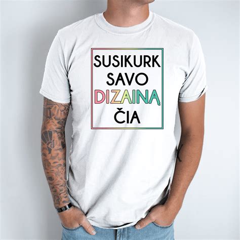 Vyras dėvi marškinėlius su grafiniu dizainu