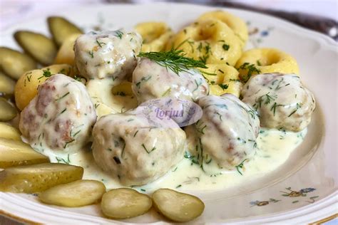 Mėsos kukulių su padažu lėkštė