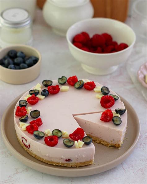Graikiško jogurto tortas su avietėmis ir šilauogėmis
