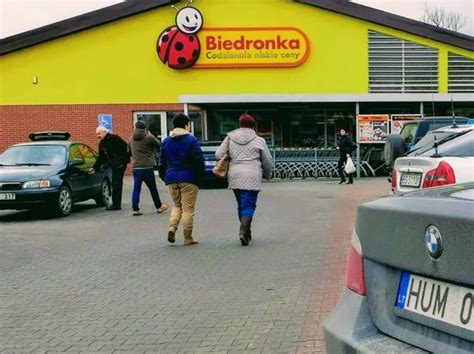 Automobilių eilė prie „Biedronka“ parduotuvės Seinuose