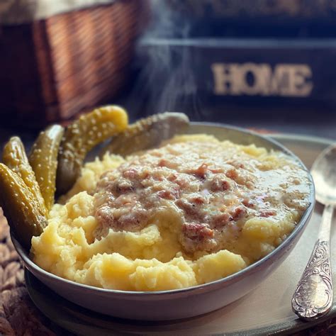 bulvių košė su dešrelėmis ir raugintais kopūstais