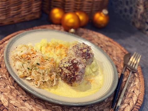 vištienos kotletai su bulvių koše ir raugintais kopūstais