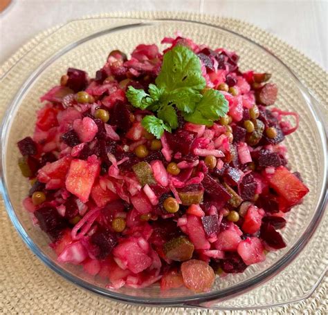 stiklainis su raugintais kopūstais