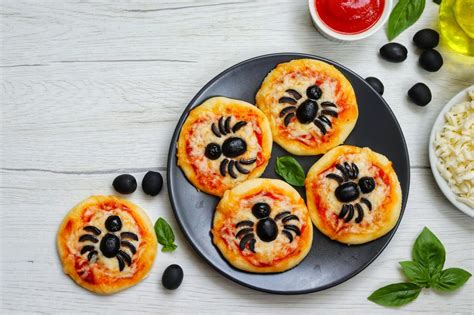 Klasikinės mini picos su mocarela ir alyvuogėmis