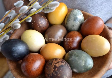 perlamutriniais dažais nudažyti kiaušiniai