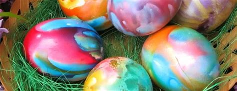 procesas dažant kiaušinius perlamutriniais dažais