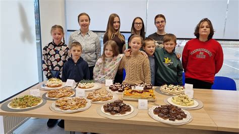 Vaikai mokosi gaminti maistą kulinarijos studijoje