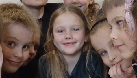 Vaikai minko tešlą