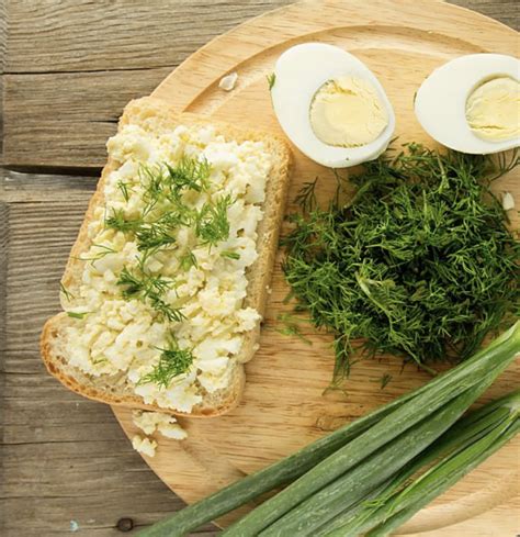 nuotrauka su agurkais, augančiais dirvoje, apibarstyta kiaušinių lukštų milteliais