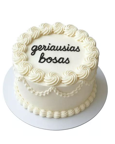 Tortas su originaliu užrašu ir minimaliu dekoru