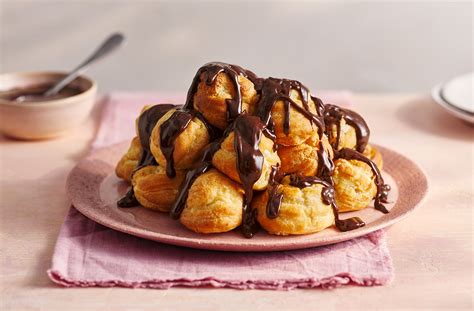 Profiteroliai su įdaru ir šokolado padažu
