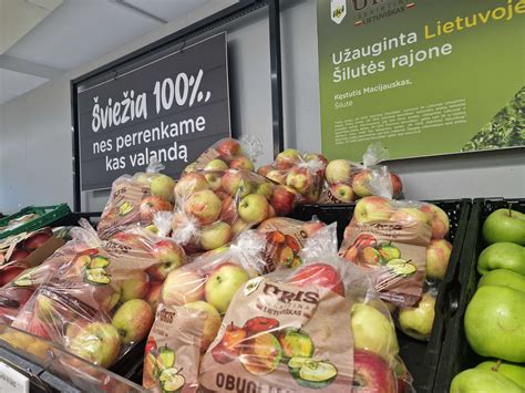 Švieži lietuviški obuoliai derliaus metu