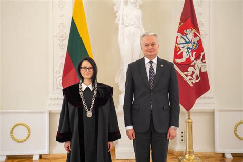 Teisėjas kalba teismo salėje