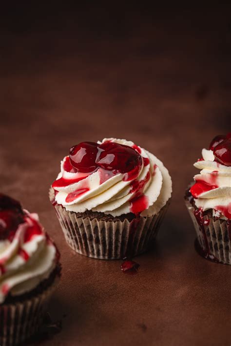 dekoruoti keksiukai su šokoladiniu kremu