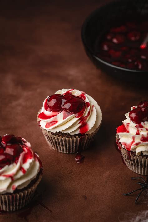 šokoladiniai keksiukai su vanilės pudingo kremu