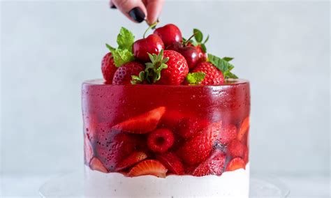 Uogų ir želė tortas