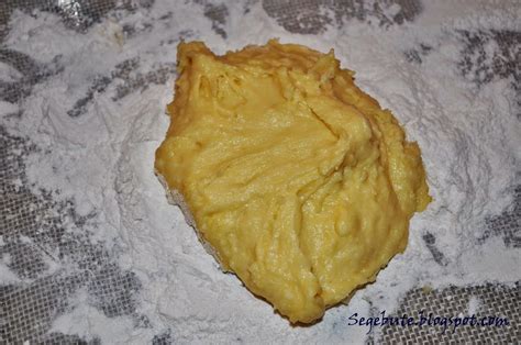 Tešlos minkymas ir kočiojimas ant miltuoto paviršiaus
