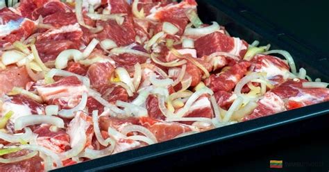 paruošti kiaulienos kotletų ingredientai