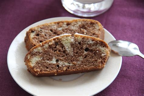 Marmurinis keksas su riešutų sviestu, pabarstytas cukraus pudra