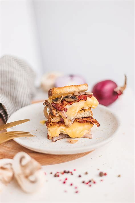 Kepto sūrio sumuštinis keptuvėje