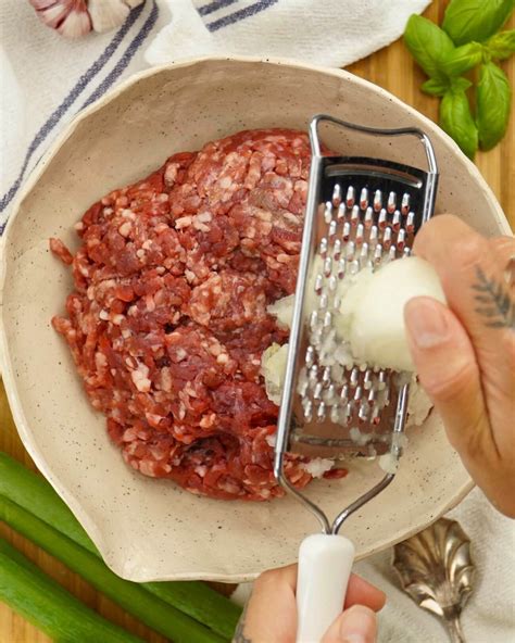 Maltos mėsos kepsnelių ruošimas keptuvėje