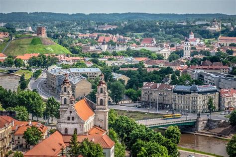 Vilniaus Jonažolių gatvės vietinių parduotuvių panorama