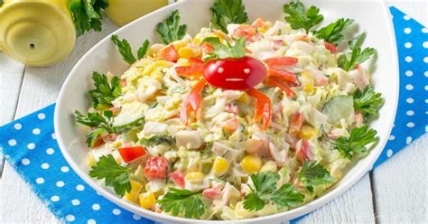 Salotų su krabų lazdelėmis ingredientų derinimas
