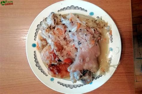 Kiaulių kojos su raugintais kopūstais patiekalas