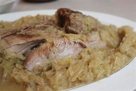 Serviruotas kiaulės kojų su kopūstais patiekalas