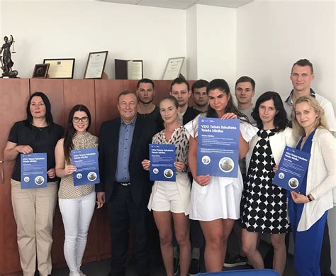 Studentai konsultuoja teisiniais klausimais VDU Teisės klinikoje