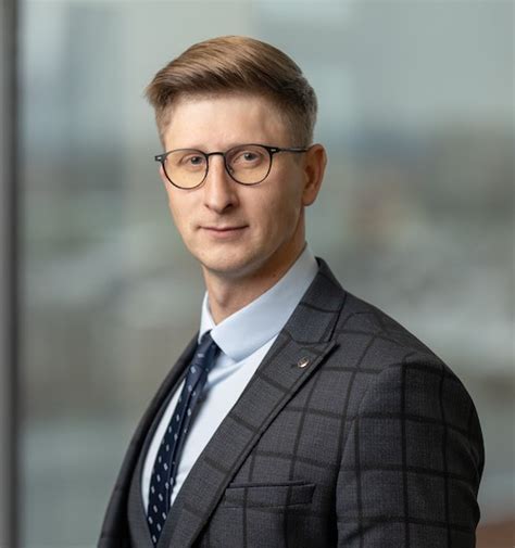 Advokatas konsultuoja klientą