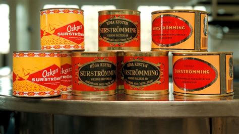 Išsipūtusi Surströmming skardinė, nurodanti fermentacijos procesą