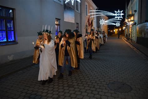 Liucijos dienos procesija su giedančiomis merginomis ir šafrano bandelėmis