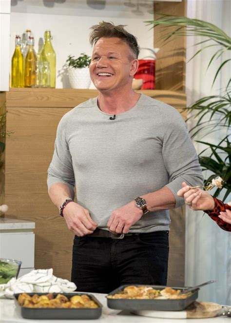 Gordonas Ramsay virtuvėje duoda nurodymus