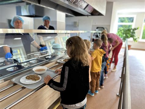 Žmonės gaminantys maistą kulinarijos kursuose