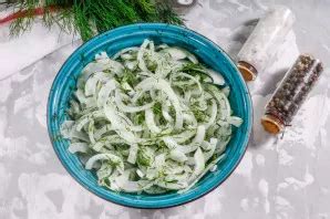 Marinuoti svogūnai su krapais